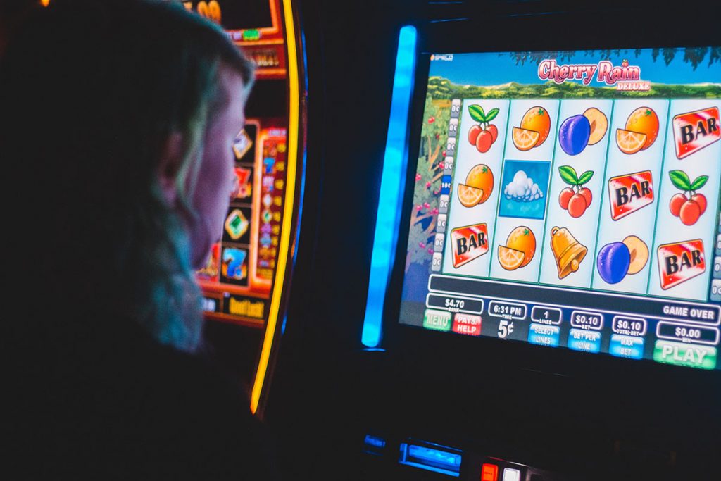 Person playing pokies (erik mcleanunsplash)_story